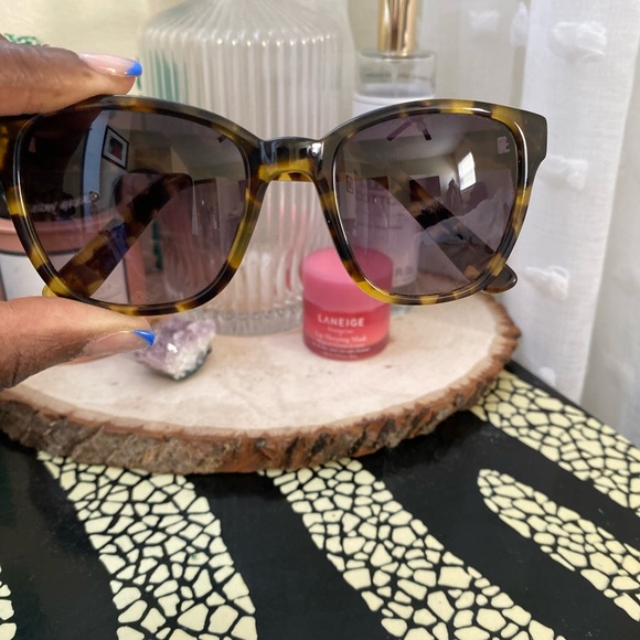 Tortoiseshell sunglasses - Picture 3 of 5